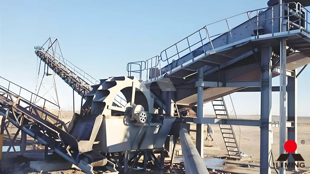 Laveur de sable à roue à augets XSD3016 et groupe d'hydrocyclonage en opération sur un site de concassage