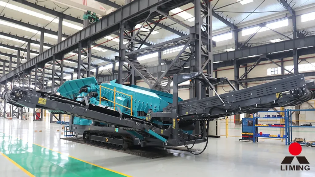 Unité de criblage sur chenilles VTS-F7020 renvoyant les blocs de granit de +20 mm vers le concasseur à cône VTC4000 via un convoyeur de retour de grande capacité